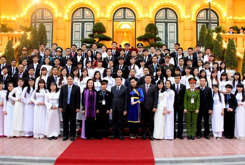 President receives recipients of January Star award - ảnh 1